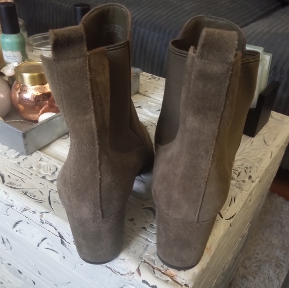 🆕⭐ Michael Kors Olive green suede booties - Picture 8 of 11